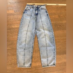 Dala blue wide barrel leg jeans
Preowned
Size 26
Inseam 29”